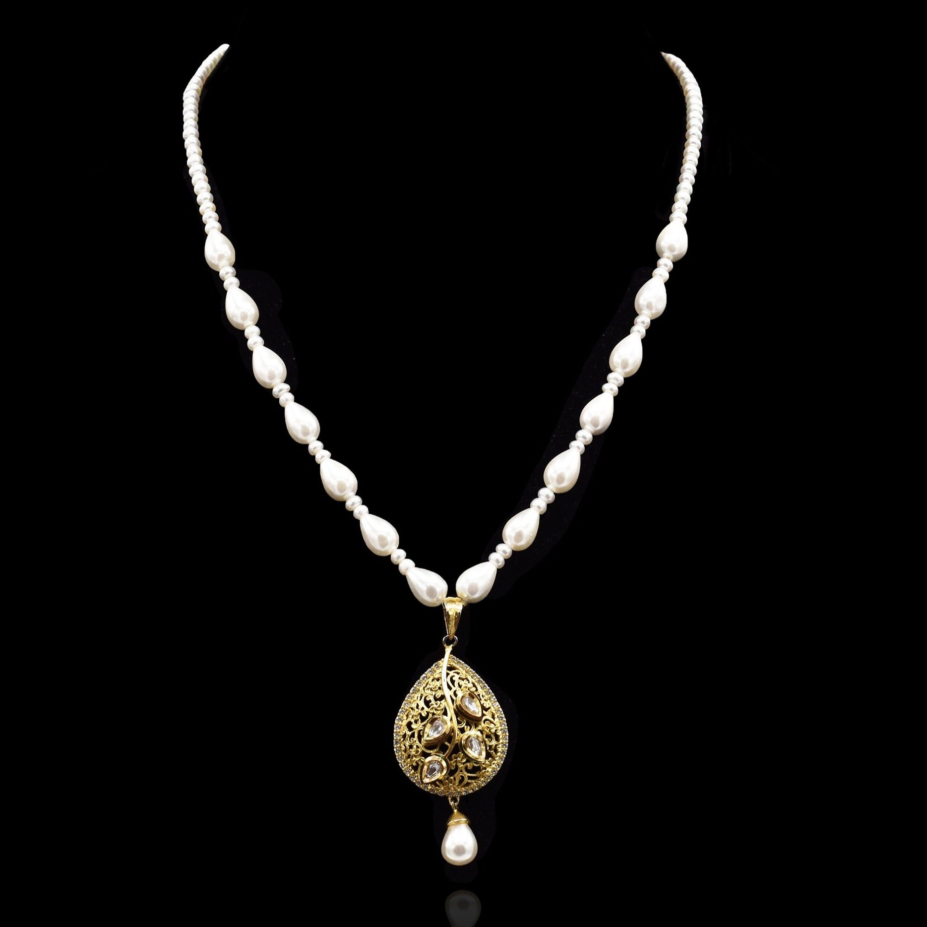 Yusra Real Pearls Kundan Pendant Set - The Pashm